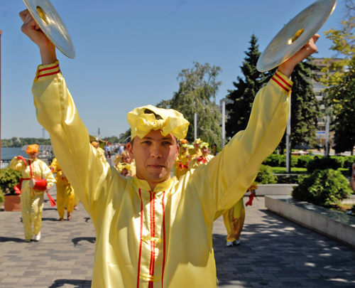 В воскресенье 22 июля по набережной Днепропетровска прошел парад последователей Фалуньгун. Фото: Владимир Бородин/The Epoch Times 
