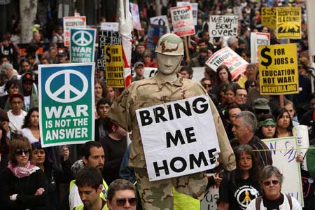 Тысячи демонстрантов прошли по Мемориальному мосту в Вашингтоне, чтобы выразить протест 6-ой годовщине американских войн в Ираке и Афганистане. Фото: Saul LOEB/Getty Images 
