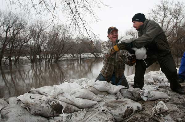 Добровольцы на реке Рэд Ривер Фото:Scott Olson/Getty Images