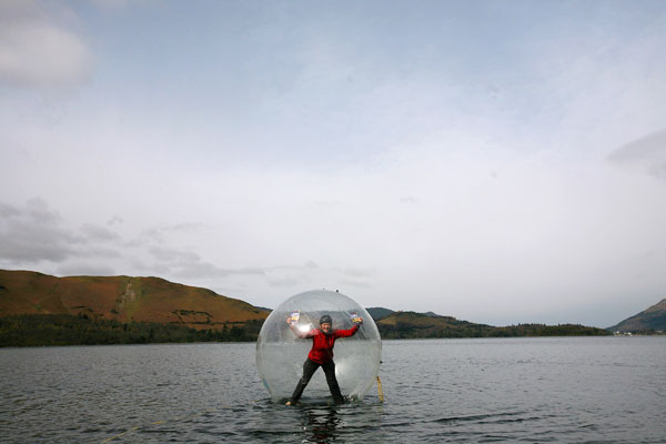 Плыть в надувном шаре по воде. Фото: Christopher Furlong/Getty Images