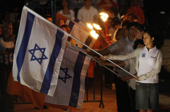Израиль с национальными флагами. Фото:J A C K   G U E Z / A F P / G e t t y   I m a g e s 