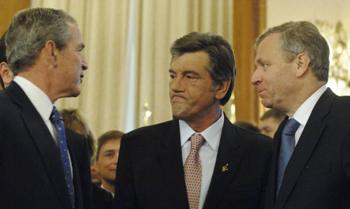 Президент Украины Виктор Ющенко и Джордж Буш, усиленно лоббировавший интересы Украины попасть в НАТО. Фото: FREDERIC STEVENS/AFP/Getty Images