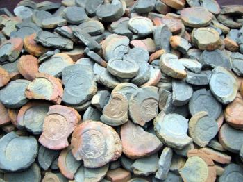 Формы для создания фальшивых монет 2-го и 3-го столетия, найдены в Трире, Германии. Аукционный вебсайт eBay открыл глобальный рынок для фальсифицированных экспонатов