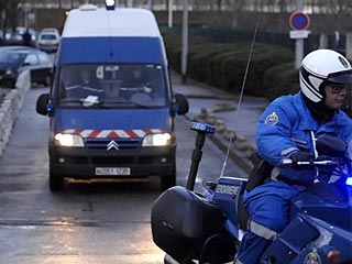 В городке близ Парижа подростки атаковали полицию
