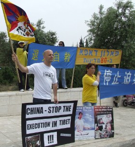 Член движения за свободный Тибет (слева) и китаянка, просящая политического убежища, во время митинга. Фото: Далья Арпаз /Великая Эпоха