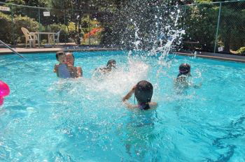 Из-за небывалой жары жители Западного побережья теперь   купаются больше чем когда-либо. Фото: Фани Цю/Великая Эпоха