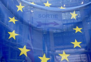 Флаг ЕС в штаб-квартире Европейского Союза в Брюсселе. ЕС объявило 2009 г. годом творчества и инноваций. Фото: Gerard Cerles/AFP/Getty Images