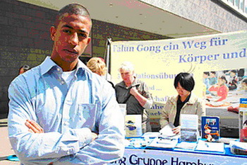 Феликс Бланкенбург посетил информационное мероприятие Фалуньгун в Гамбугре. Фото: А.М. Хамрле/ The Epoch Times