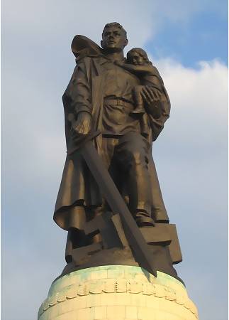 Статуя советского Воина-Освободителя в Трептов парке, Берлин. Фото с museum.museum.ru
