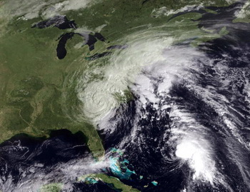 В Атлантике бушуют штормы