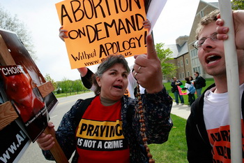 Арестованы 27 человек, выступавших против политики президента США в отношении абортов