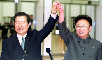 Ким Дэ Чжун и Ким Чен Ир после исторического примерения. Фото: AFP