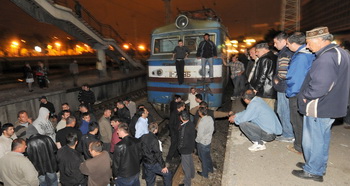 Грузинские оппозиционеры сели перед поездом, заблокировав железную дорогу в Тбилиси