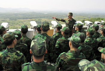 Солдаты армии Южной Кореи смотрят на территорию КНДР с наблюдательного поста. Фото: JUNG YEON-JE/AFP/Getty Images