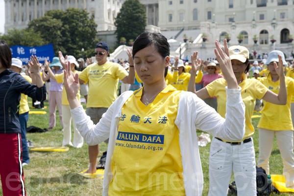 Фотообзор: Коллективной практикой последователи Фалуньгун в   США начали мероприятия, разоблачающие 10-летние репрессии в Китае