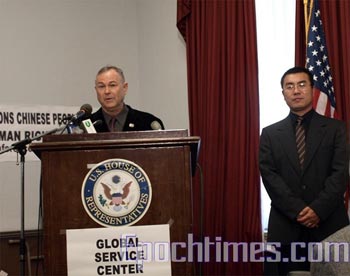 Член парламента Калифорнии Дана Рорабахер на пресс-конференции выразил свою   поддержку действиям Ли Фэнчжи и всем, кто вышел из китайской компартии. Фото: The Epoch Times