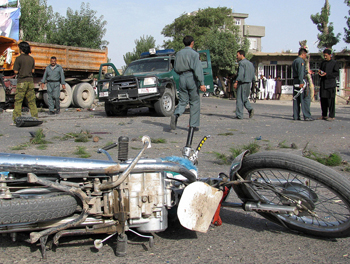В Афганистане террорист–смертник подорвал полицейскую колонну