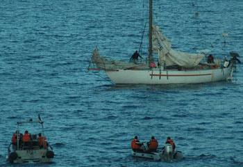 Сомалийские пираты и их заложники в лодке, 10 апреля 2009г. Фото: AFP/Getty Images