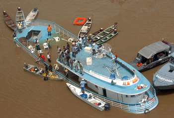 Судно со 185-ю пассажирами опрокинулось на Амазонке