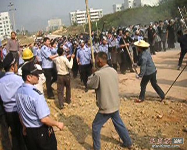 Столкновение крестьян с полицией произошло на юге Китая. 30 октября 2009 год. Фото с epochtimes.com