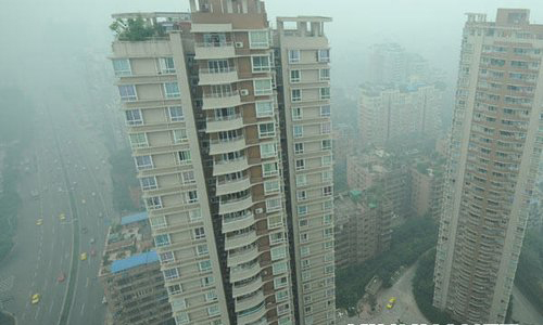 Город центрального подчинения Чунцин. Густой туман окутал десять китайских провинций. Фото с epochtimes.com