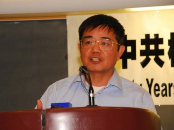 Высланный из Китая адвокат по правам человека Гуо Гуотин выступает на форуме. Фото: Хелен Чжу /The Epoch Times