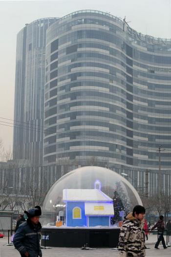 В Китае стремительно растут цены на недвижимость. Строящийся дом в Пекине. 7 декабря 2009 год. Фото: AFP