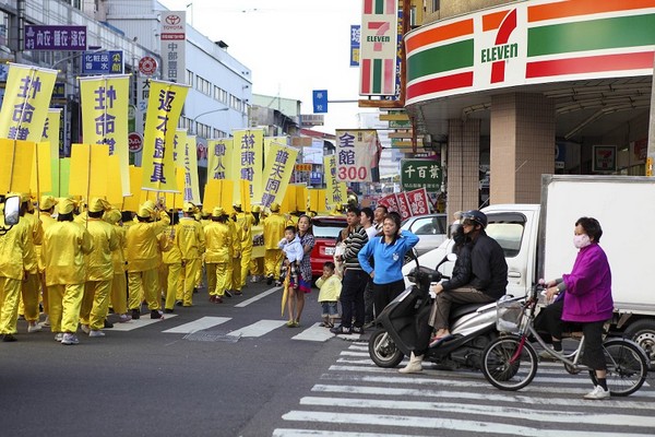 Шествие в поддержку 64 млн вышедших из организаций китайской компартии. Тайвань. 21 ноября 2009 год. Фото: The Epoch Times