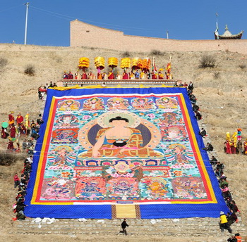 Тибет.Самое большое изображение основателя Буддизма на шёлке Фото:FREDERIC J. BROWN/AFP/Getty Images)