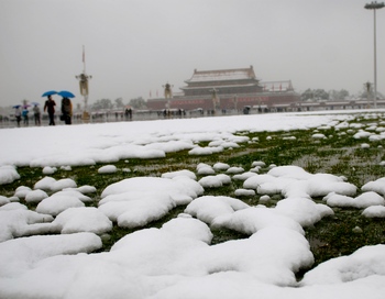 В Пекине дождь превратился в обильный снегопад, который нарушил автомобильное сообщение, работу железнодорожного транспорта и аэропортов. .Фото: WANG ZHAO/AFP/Getty Images