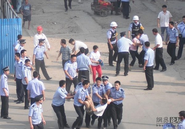Полиция хватает рабочих, пытающихся отстоять свою землю. 19 октября 2009 год. Фото с epochtimes.com