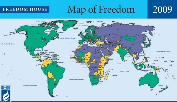 Зелёным выделены свободные страны; жёлтым – наполовину свободные; синим – несвободные