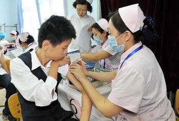 Пекинским школьникам делают прививки от гриппа H1N1. Фото с epochtimes.com