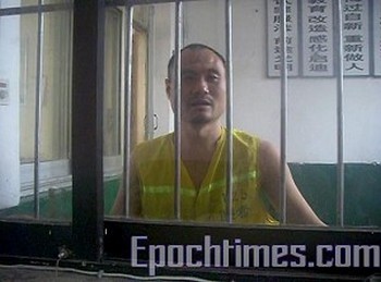 Корреспондент Ци Чунхуай в центре заключения в ожидании суда. Фото: The Epoch Times