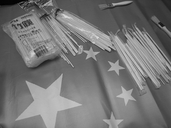 Китайские «стерильные палочки для еды» упаковывают заключенные в антисанитарных условиях. Фото с epochtimes.com