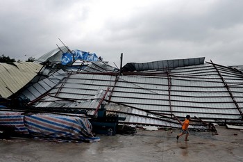 От сильного ветра тайфуна Koppu рухнул цех завода в городе Чжуншань провинции Гуандун. Фото с epochtimes.com