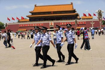 В центре Пекина мужчина зарезал двух охранников и ранил более 10 человек