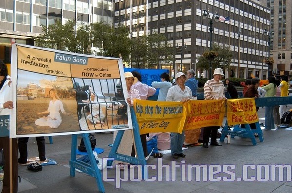 Лидера китайской компартии Ху Цзиньтао в Нью-Йорке встретили протестом сторонники Фалуньгун. Фотообзор