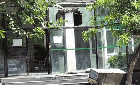 Мужчина молотком разбил окна около 30 автомобилей в подземной стоянке. Город Ченду провинции Сычуань. Фото с epochtimes.com 