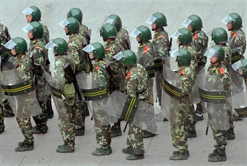 Улицы Урумчи круглосуточно патрулируют усиленные отряды вооружённой полиции. Фото: AFP PHOTO/TEH ENG KOON