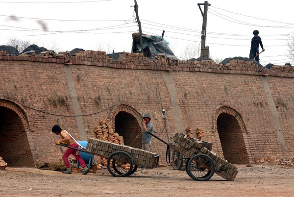 В Китае украденных детей зачастую используют для рабского труда. Провинция Шаньси. Фото с secretchina.com