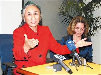 Лидер уйгуров Рабия Кадыр на пресс-конференции в Вашингтоне потребовала извинений от правительства Тайваня за обвинение её в связи с террористами. 25 сентября 2009 год. Фото: The Liberty Times