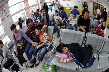 Дети с признаками гриппа ждут приёма в одной из детских больниц Пекина. 27 октября 2009 год. Фото с epochtimes.com