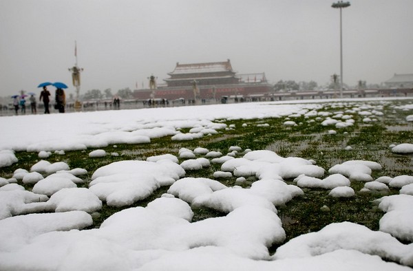 Сильный снегопад прошёл в провинции Хэбэй. Фото: STR/AFP/Getty Images