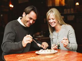 Питание с семьей или с друзьями замедляет процесс принятия пищи, создает интерес и сближает людей. Фото с epochtimes.co.il
