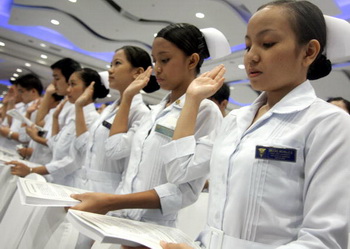 Медицинские работники Манилы дают клятву. Фото: JUNIE DOCTOR/AFP/Getty Images
