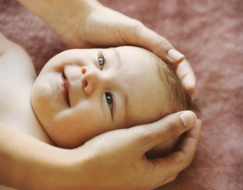 В грудном возрасте массаж особенно важен, так как первые месяцы жизни восприятие ребенка осуществляется в основном через кожу. Фото: Lisa Spindler Photography Inc./Getty Images