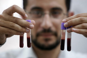 Кровь, как зеркало здоровья. В медицине анализ крови является первичным обязательным исследованием при лечении любой болезни. Фото: Abid Katib/Getty Images