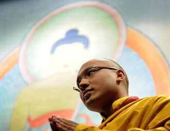 Тибетский монах во время молитвы. Фото: EMMANUEL DUNAND/AFP/Getty Images
