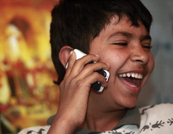 Мобильный телефон детям не игрушка!. Фото: AHMAD AL-RUBAYE/AFP/Getty Images